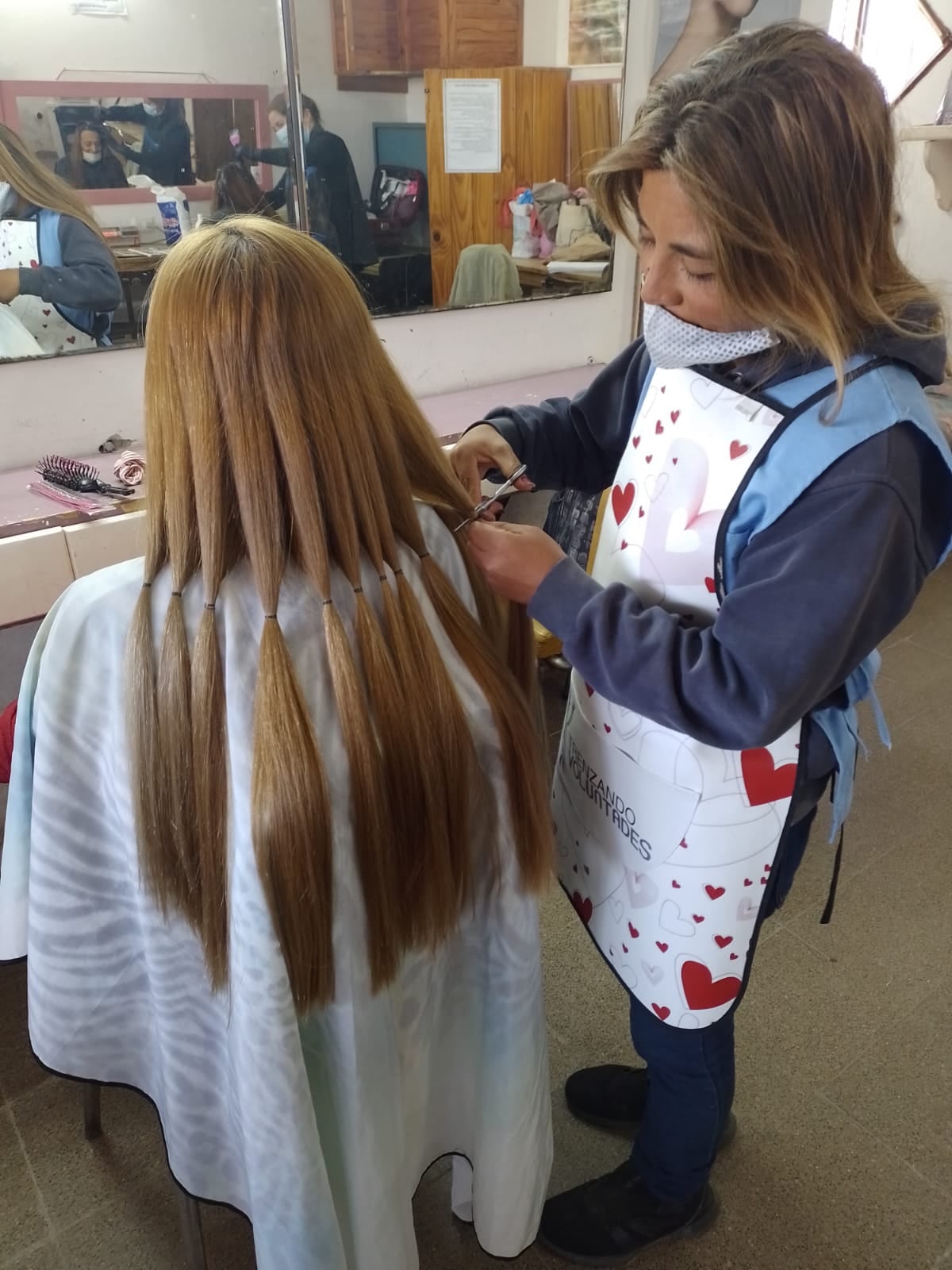 Proceso de corte para su posterior confección de pelucas.