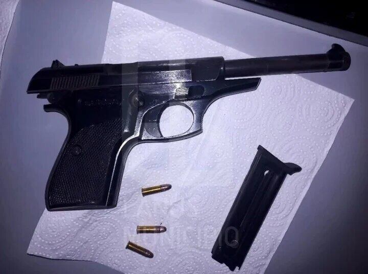 Al joven fallecido, los agentes le secuestraron una pistola calibre .22 largo Bersa con la numeración borrada, una munición en recámara y otras dos en el cargador.