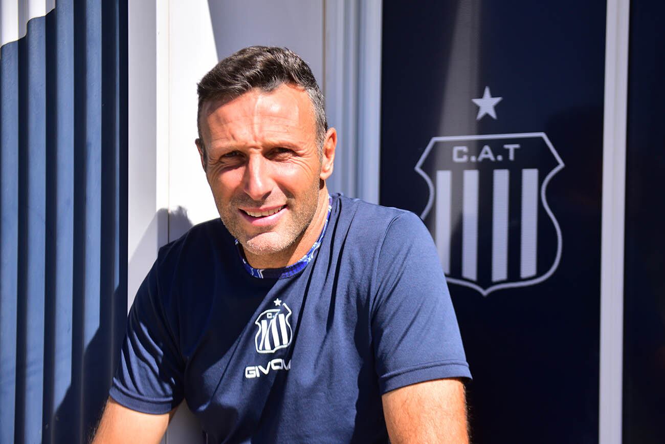 Entrevista con Walter Ribonetto, entrenador de la reserva de talleres en el predio Amadeo  Nuccetelli ( Ramiro Pereyra /La Voz) 