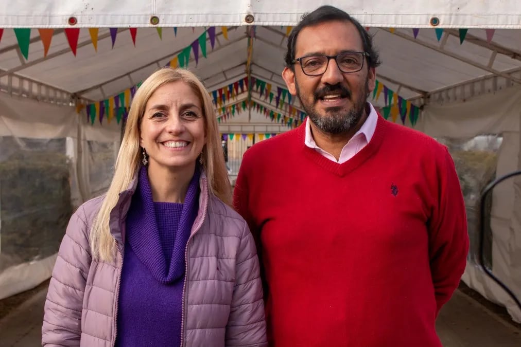 Valentina Millón, directora provincial de Patrimonio, y Luis Medina Zar, secretario de Cultura de la Provincia, coordinaron este viernes los últimos detalles para la apertura de la feria artesanal en la plaza España.