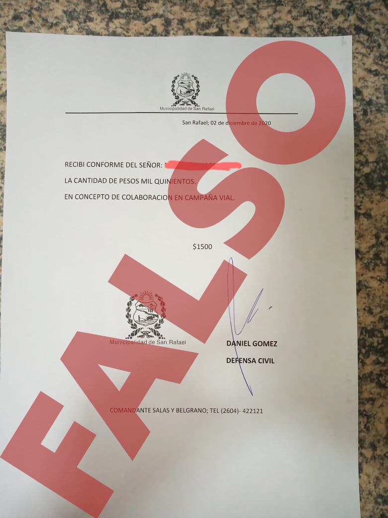 El estafador va casa por casa pidiendo una ayuda económica para una supuesta campaña vial y entrega un documento que es trucho.