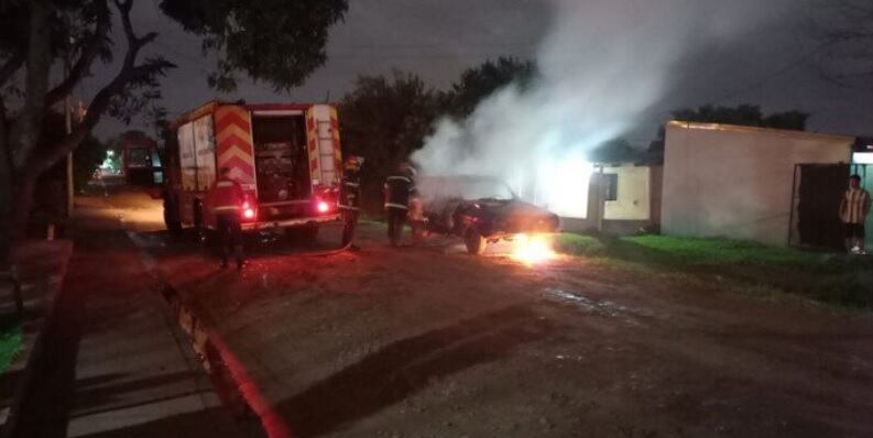 Incendio consumió totalmente un automóvil en Posadas.