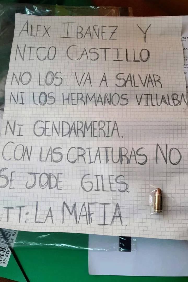 El mensaje mafioso fue hallado por el policía que vigila la escuela cuando está cerrada.