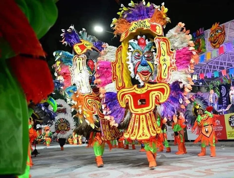 En el Ramal jujeño, con sensacional brillo los corsos de San Pedro de Jujuy tuvieron importante marco de público, también con mucho turismo participando de la propuesta.