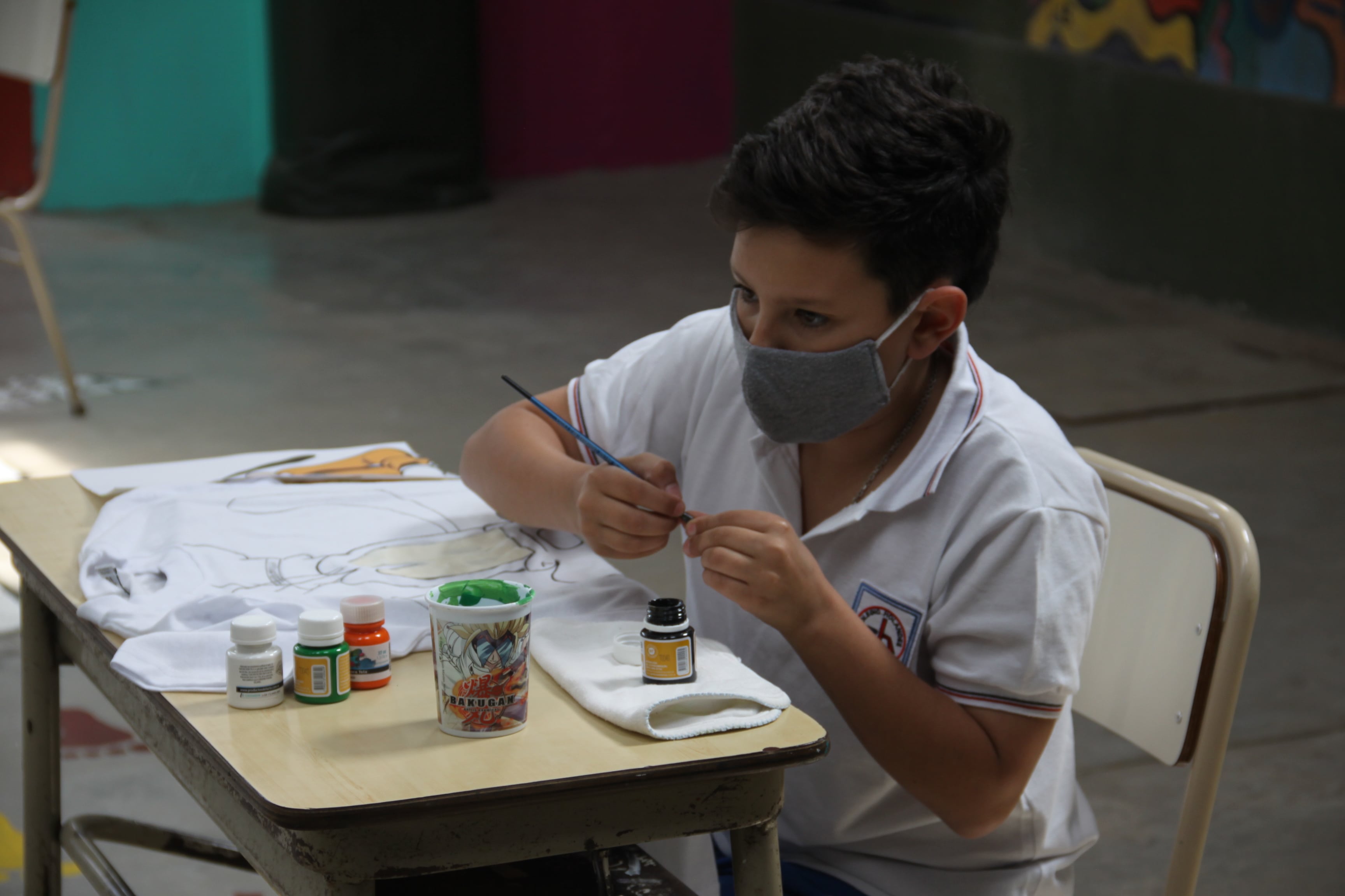 alumnos de sexto grado A de nivel Primario del Colegio Holandés comenzaron con las tareas de revinculación de las aulas