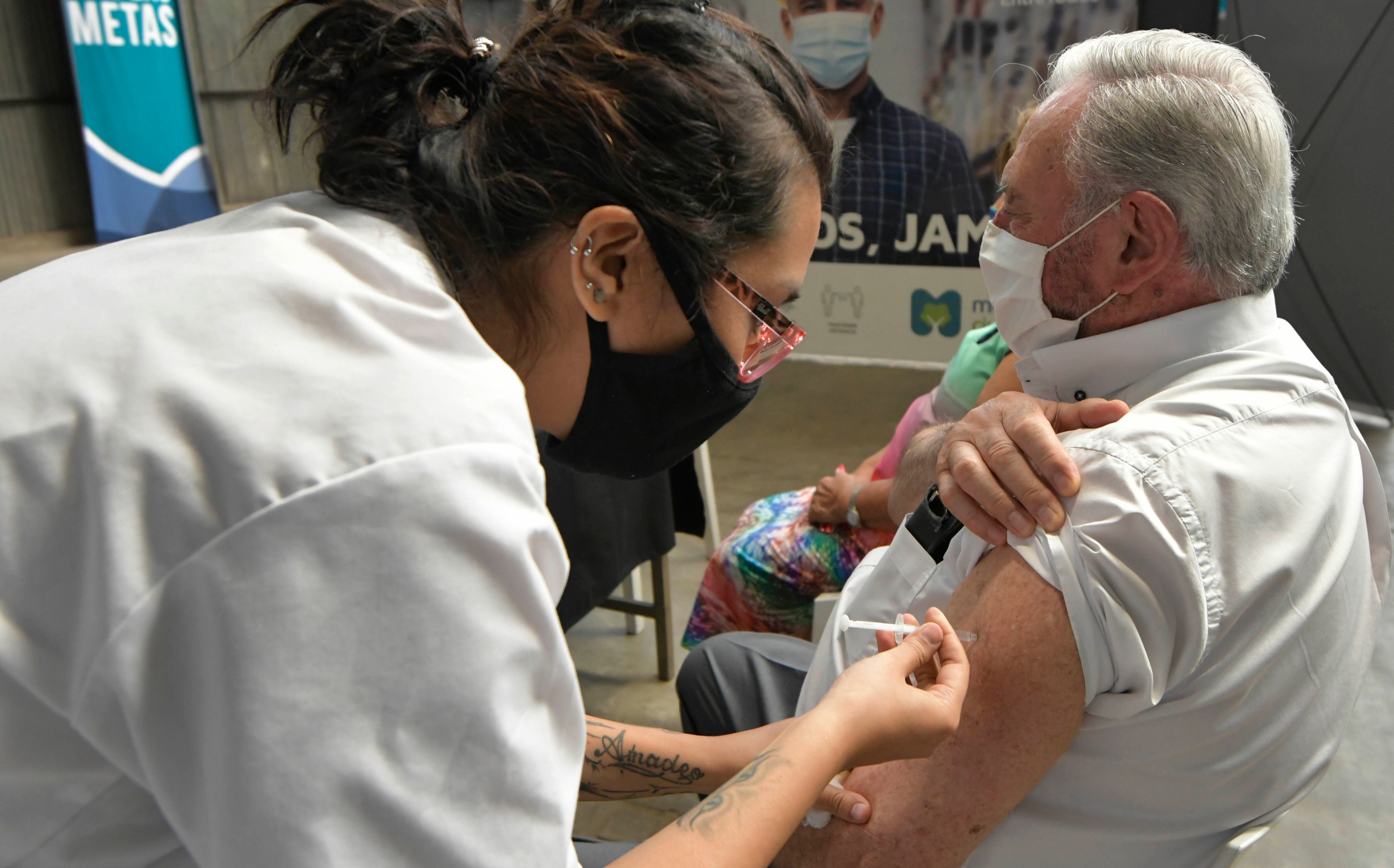 Mendoza 09 de marzo 2021 Sociedad
Demoras en la vacunacion a los ancianos de mas de 70 años en el Parque Central, esta mañana.
Vacunacion a mayores de edad, de la Sputnik V. 

salud, enfermera, covid 19, virus, pandemia, anciano, jubilado, fila, espera,

Foto: Orlando Pelichotti / Los Andes




