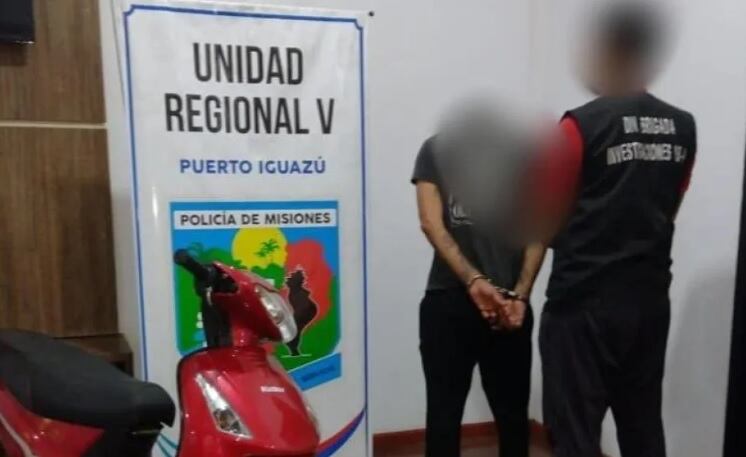 Puerto Iguazú: desmantelaban una motocicleta y fueron detenidos.