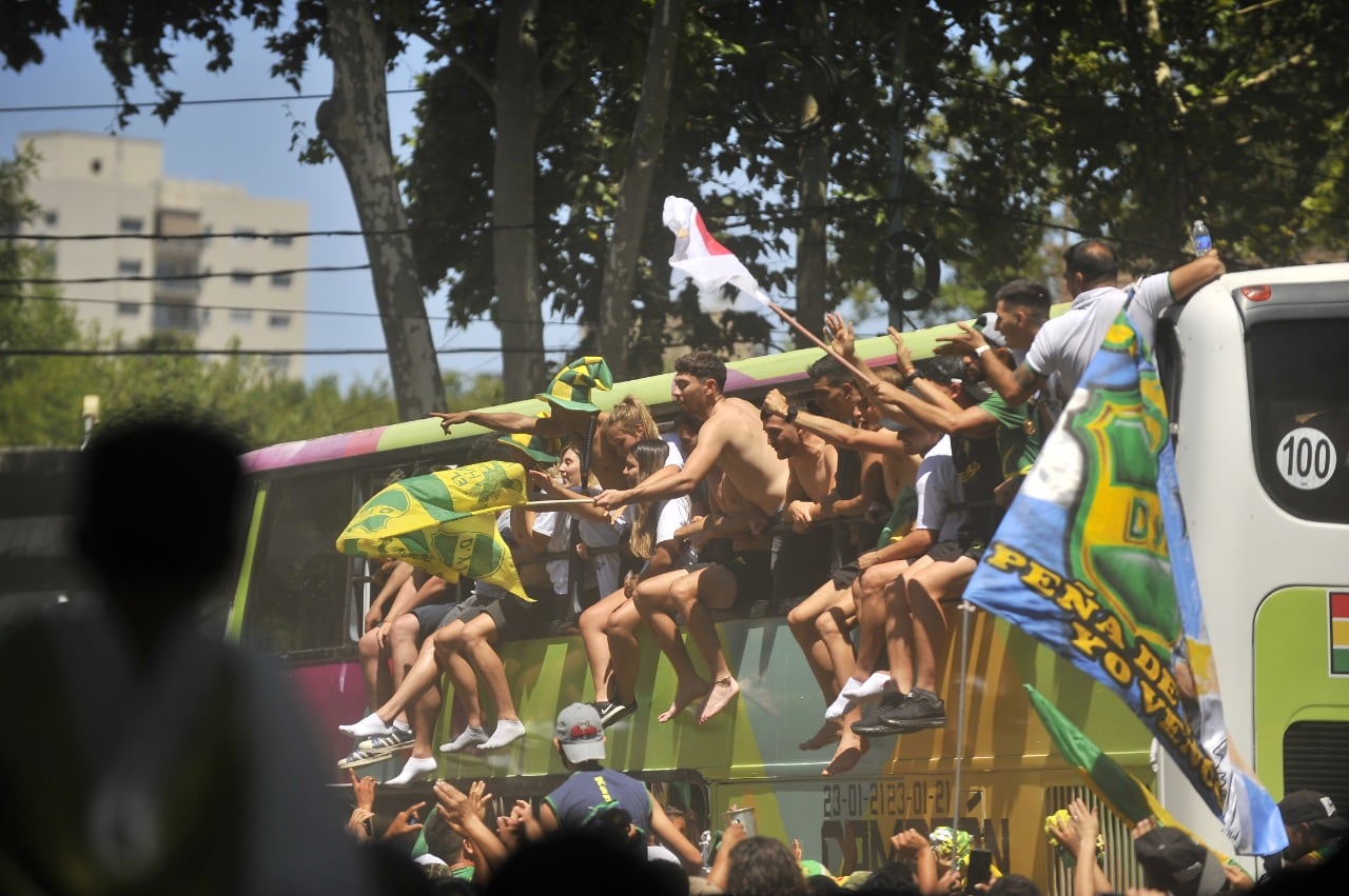 Los hinchas recibieron a Defensa y Justicia luego de ser campeón en la Copa Sudamericana (Foto: Clarín)