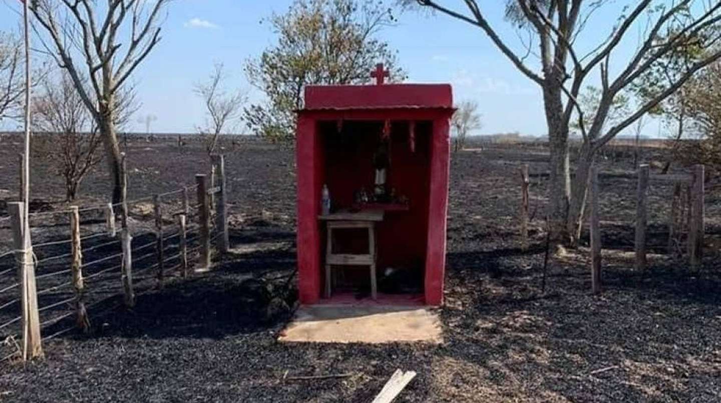 Se quemó un paraje en Corrientes y solo sobrevivió un santuario del Gauchito Gil.