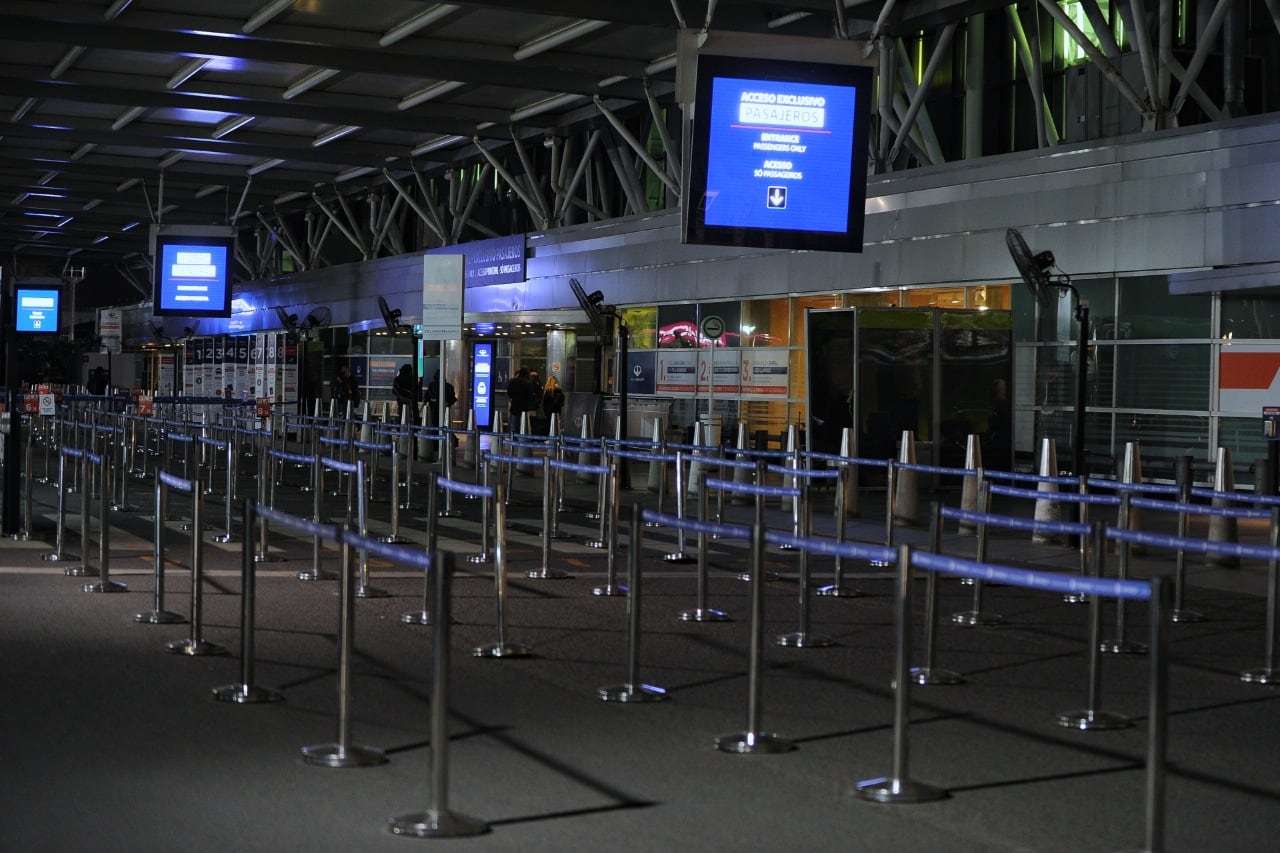 Postal de Ezeiza en pleno cierre de fronteras. (Foto: Clarín)