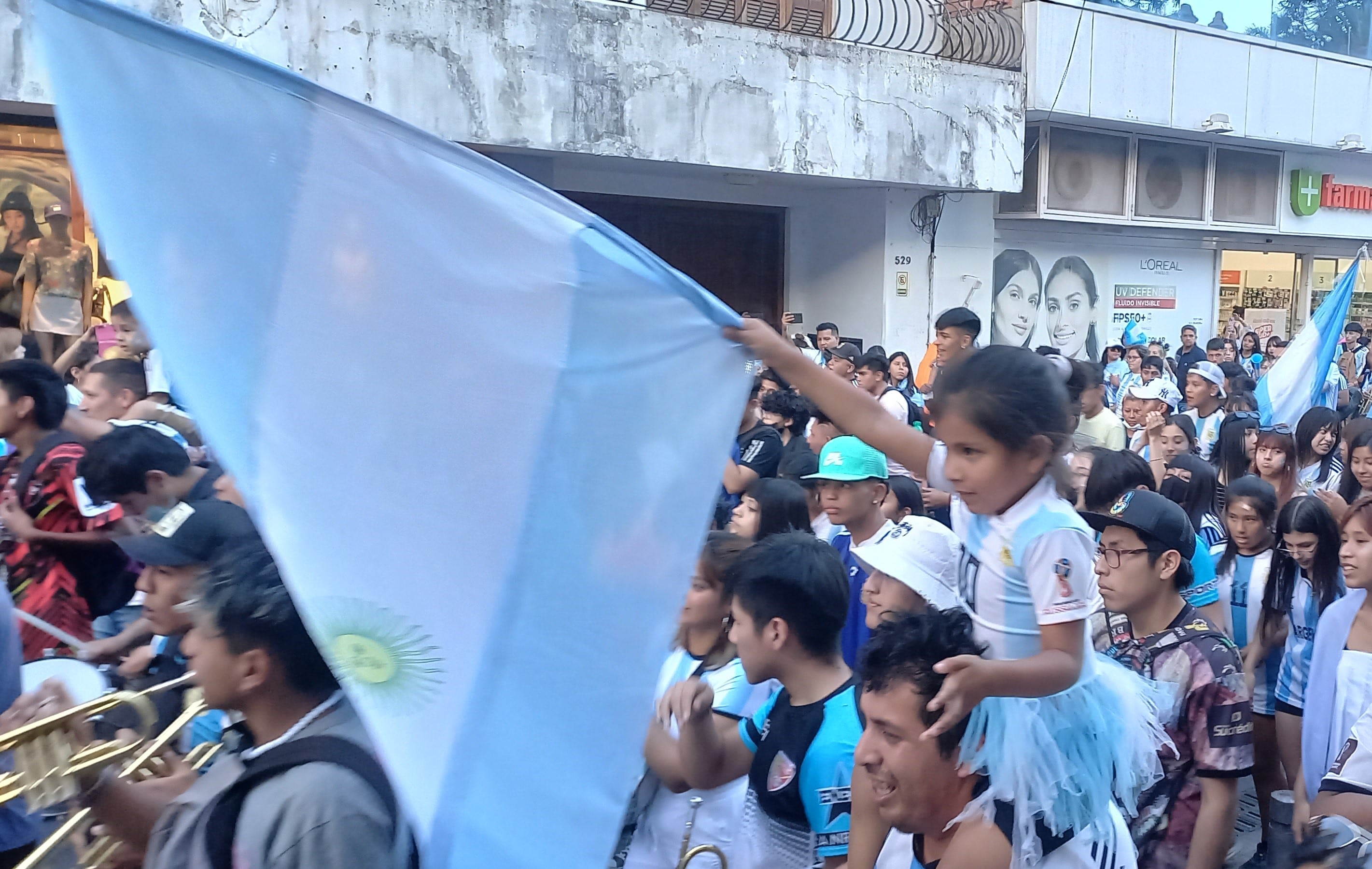 "No te lo puedo explicar, porque no vas a entender", parece decir la modelo publicitaria al paso de los hinchas jujeños, en el festejo del sábado pasado.