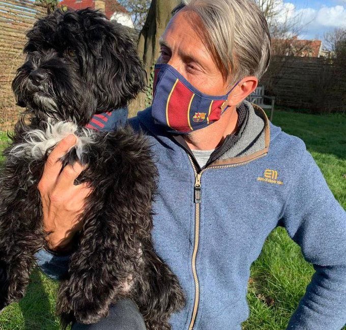 Mads Mikkelsen junto a su perrito Messi.