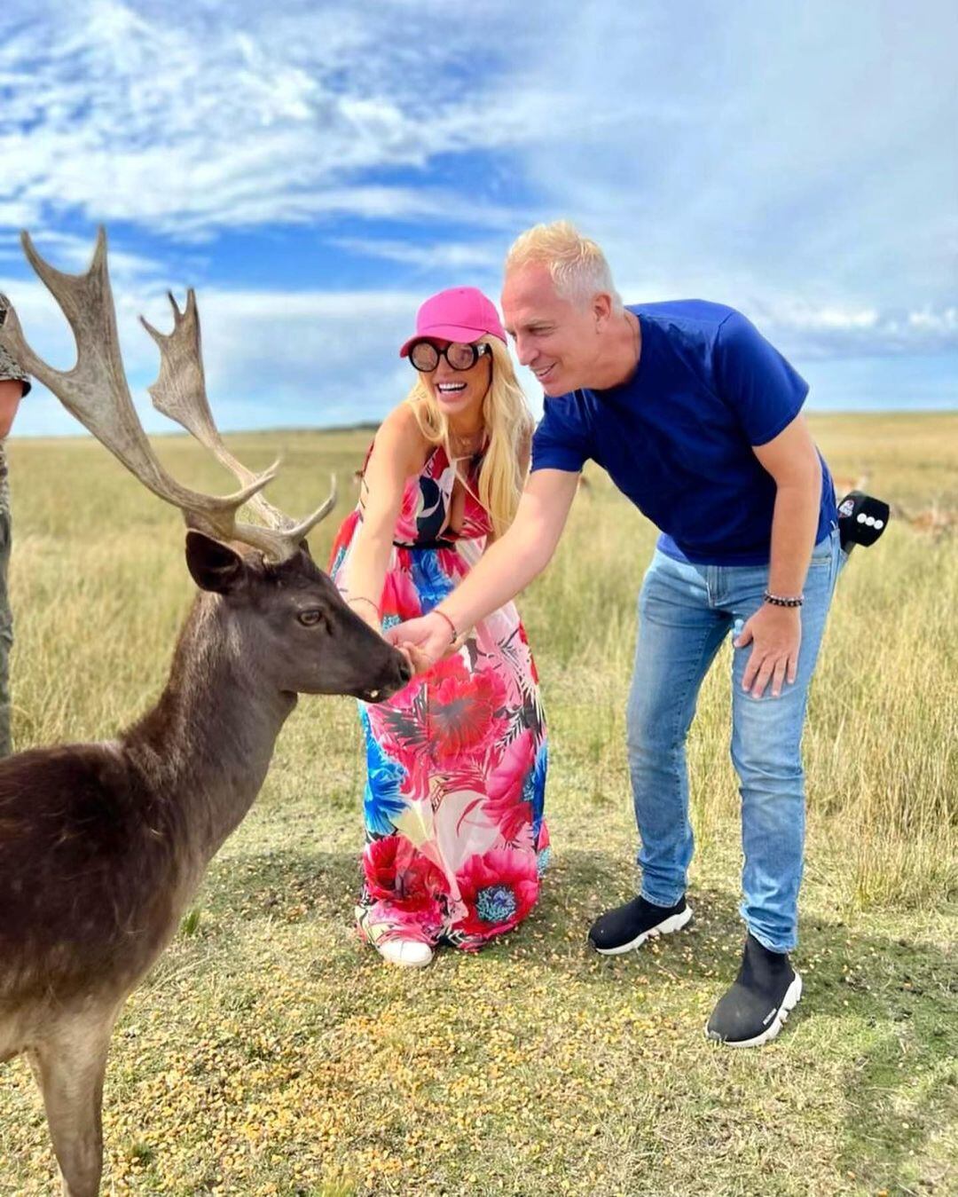 Vicky Xipolitakis en Sierra de la Ventana rodeada de ciervos.cie