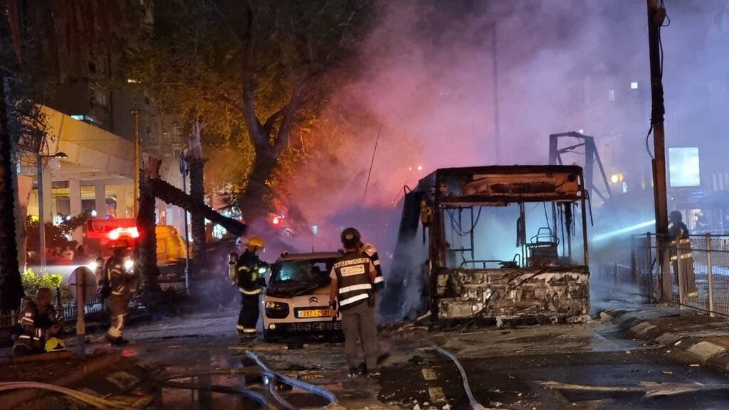 Un misil lanzado por Hamas impacta sobre un colectivo en los suburbios de Tel Aviv.