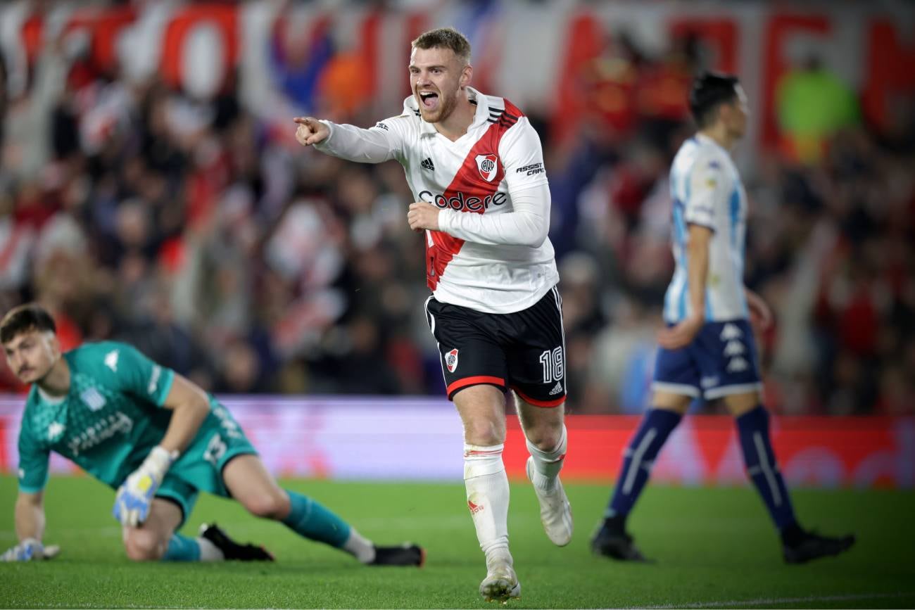 Lucas Beltrán y el festejo de su gol ante Racing, en la celebración de River con sus hinchas por la obtención de la Liga Profesional 2023. (Fotobaires)