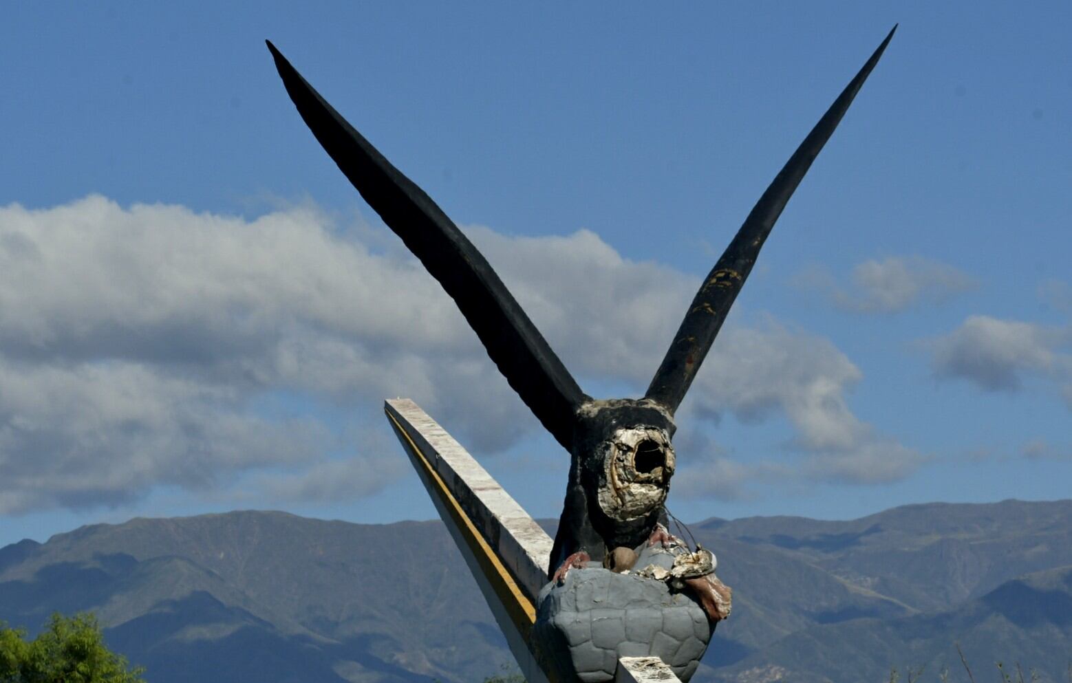 Así quedó el monumento del cóndor decapitado por una tormenta de piedra.