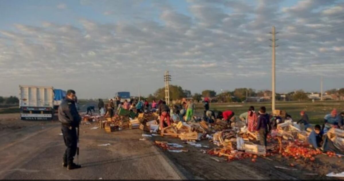 Un camión volcó en Corrientes y los vecinos saquearon los tomates que transportaba