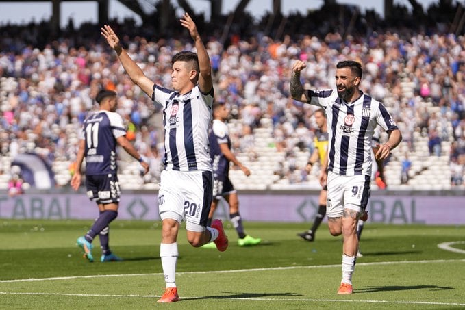 Festejo a pleno para un golazo. El juvenil Gonzalo Álvez la puso en ángulo y ganó Talleres.