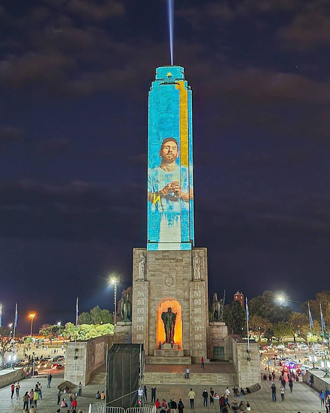 Proyectaron la imagen de Lionel Messi en el Monumento a la Bandera