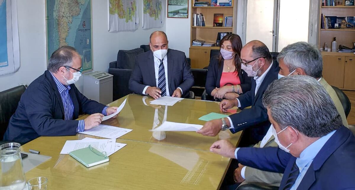El gobernador Juan Manzur firmó tres proyectos de obras hídricas en Buenos Aires