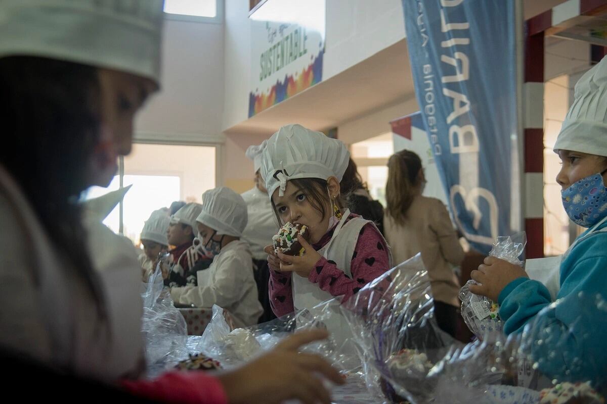 Desde el jueves 14 hasta el domingo 17 de abrir estará en Bariloche la Fiesta Nacional del Chocolate 2022, una actividad para que grandes y chicos disfruten con actividades y mucho chocolate.