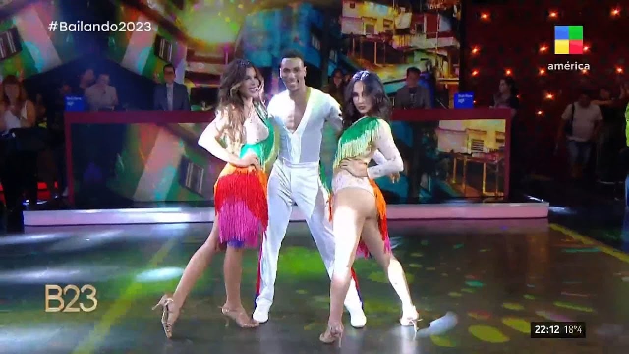 La modelo y la bailarina deslumbraron en la pista.