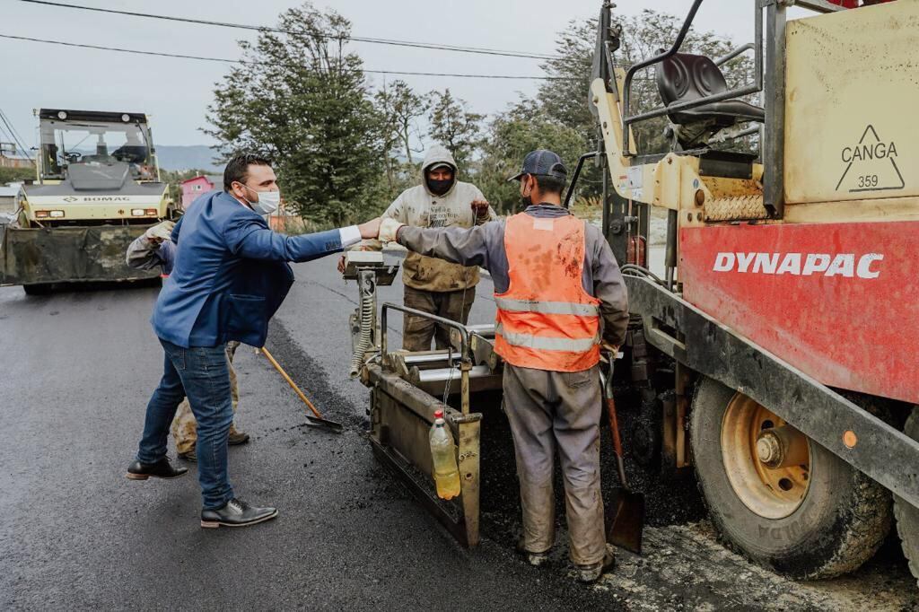 Comenzó la pavimentación de la calle Río Claro, entre De la Estancia y Bahía Ushuaia que conecta parte del circuito que completa la conexión de los distintos ingresos al barrio.