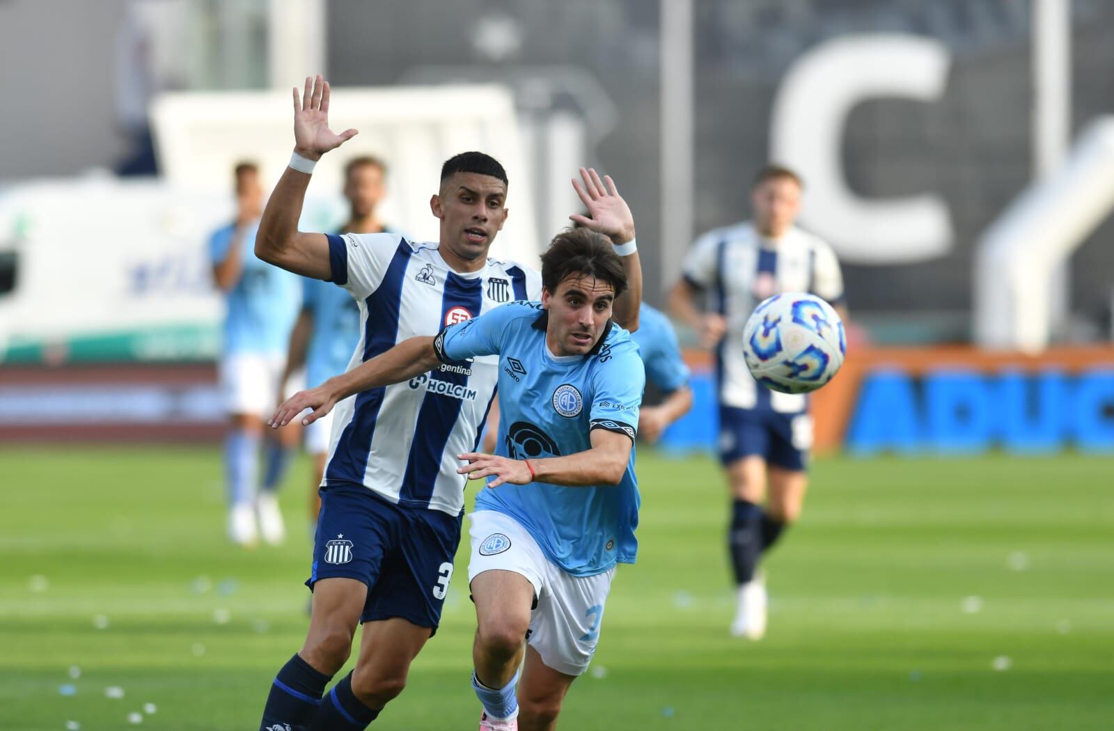 González Metilli, de Belgrano, ante Ulises Ortegoza, de Talleres, en el clásico que se jugó en el estadio Mario Alberto Kempes. (Javier Ferreyra / La Voz)