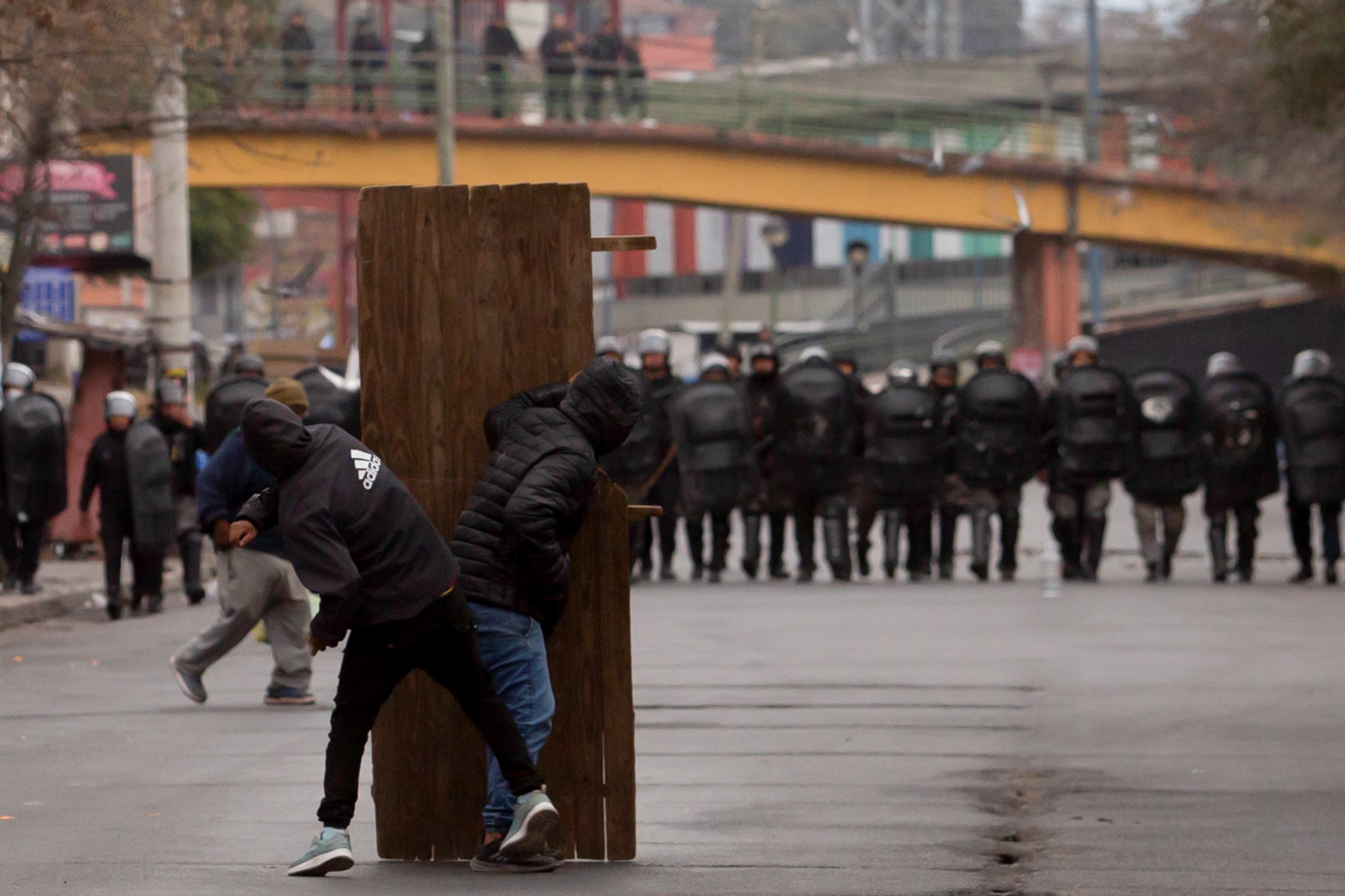 Graves disturbios pusieron en tensión a Jujuy durante varias horas el martes. Vecinos del barrio Gorriti denuncian que entre los manifestantes había "gente que no era de Jujuy".