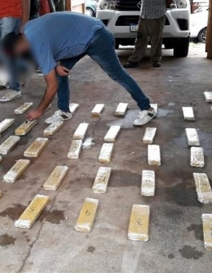 Efectivo policial de investigación contabiliza los panes de marihuana secuestrados