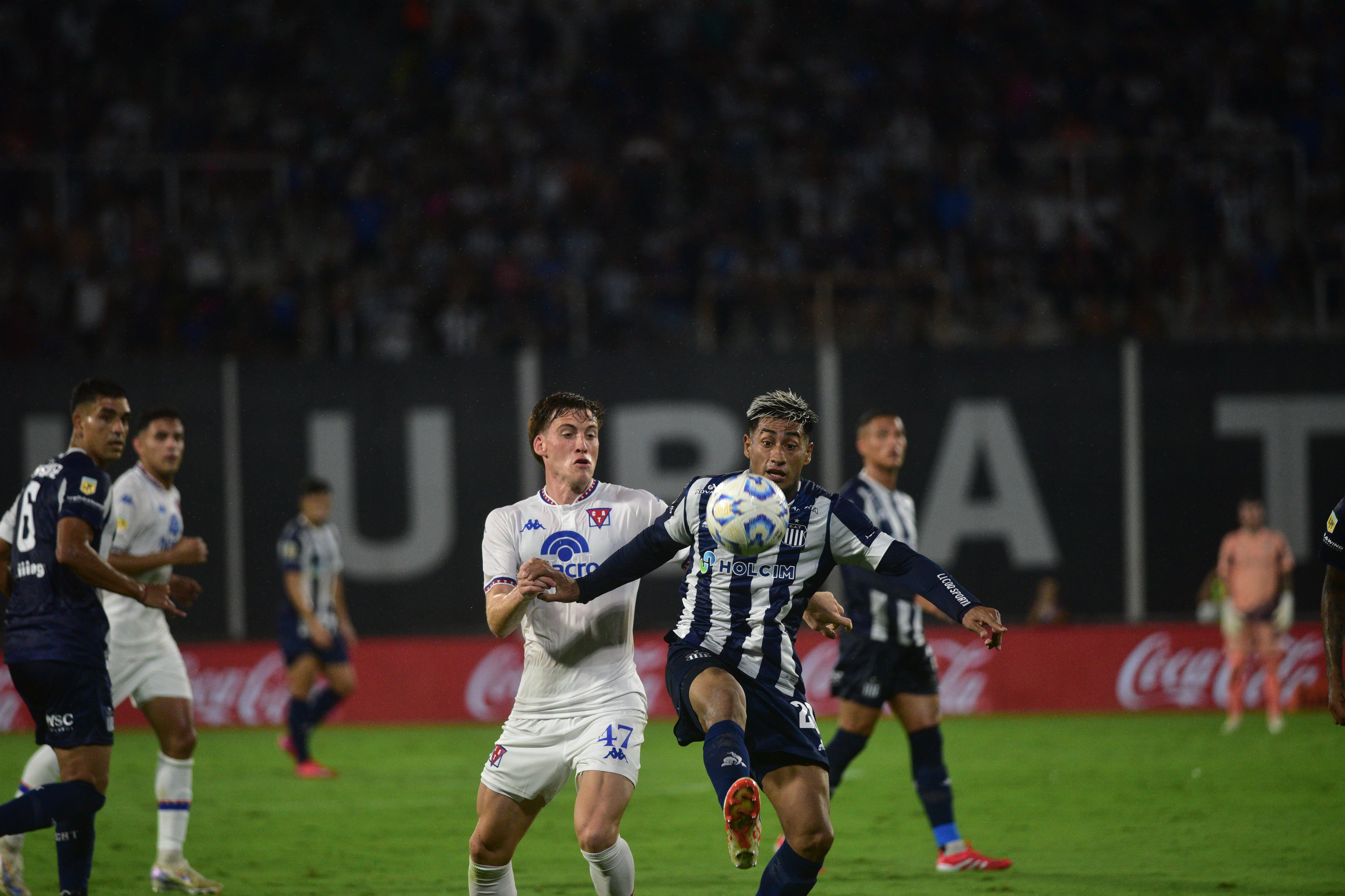 Talleres en su partido ante Tigre. (Nicolás Bravo / La Voz).