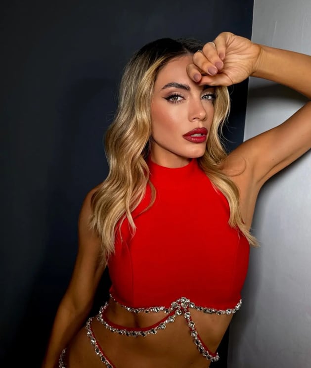 Rojo pasión y brillos: Emilia Attias deslumbró con un infartante look que encendió el otoño