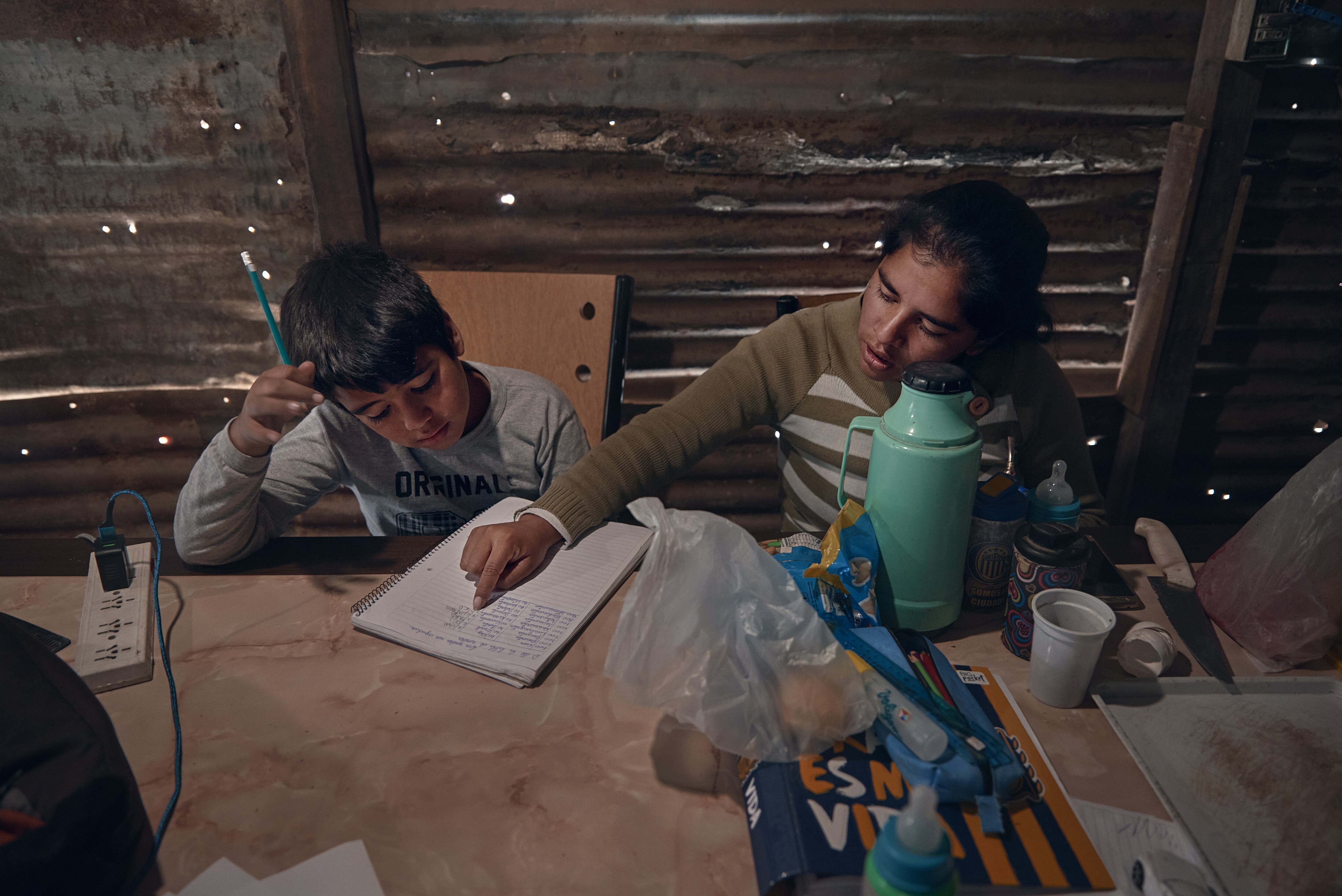 La situación económica de las familias con menores a cargo: no pueden cubrir sus gastos corrientes.