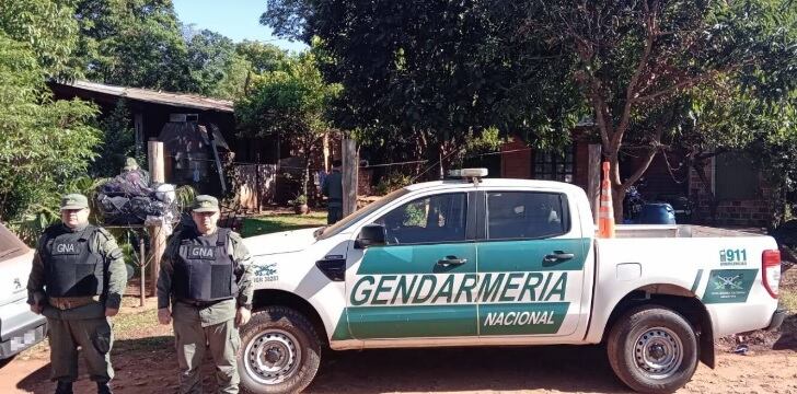 Investigación por narcotráfico en Puerto Iguazú: tres allanamientos, drogas y armas incautadas.