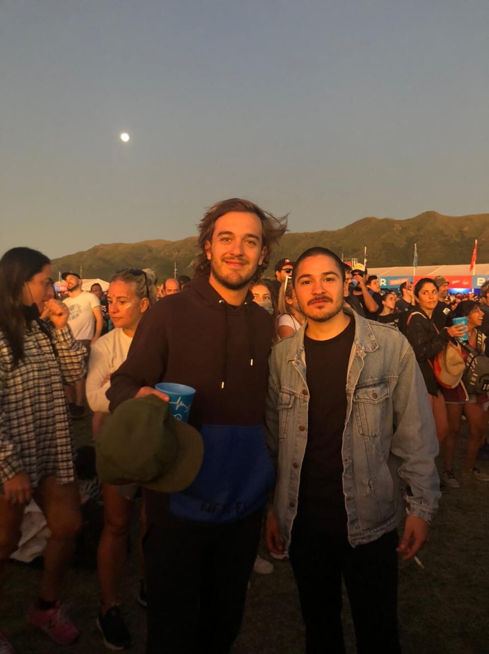 Los jóvenes gozaron de una jornada a pura música en el segundo día del Cosquín Rock 2022.