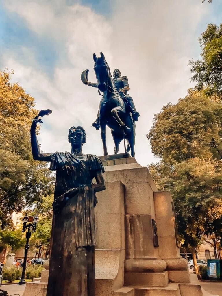 La Plaza San Martín tiene espacios verdes para relajarte con amigos y familiares.