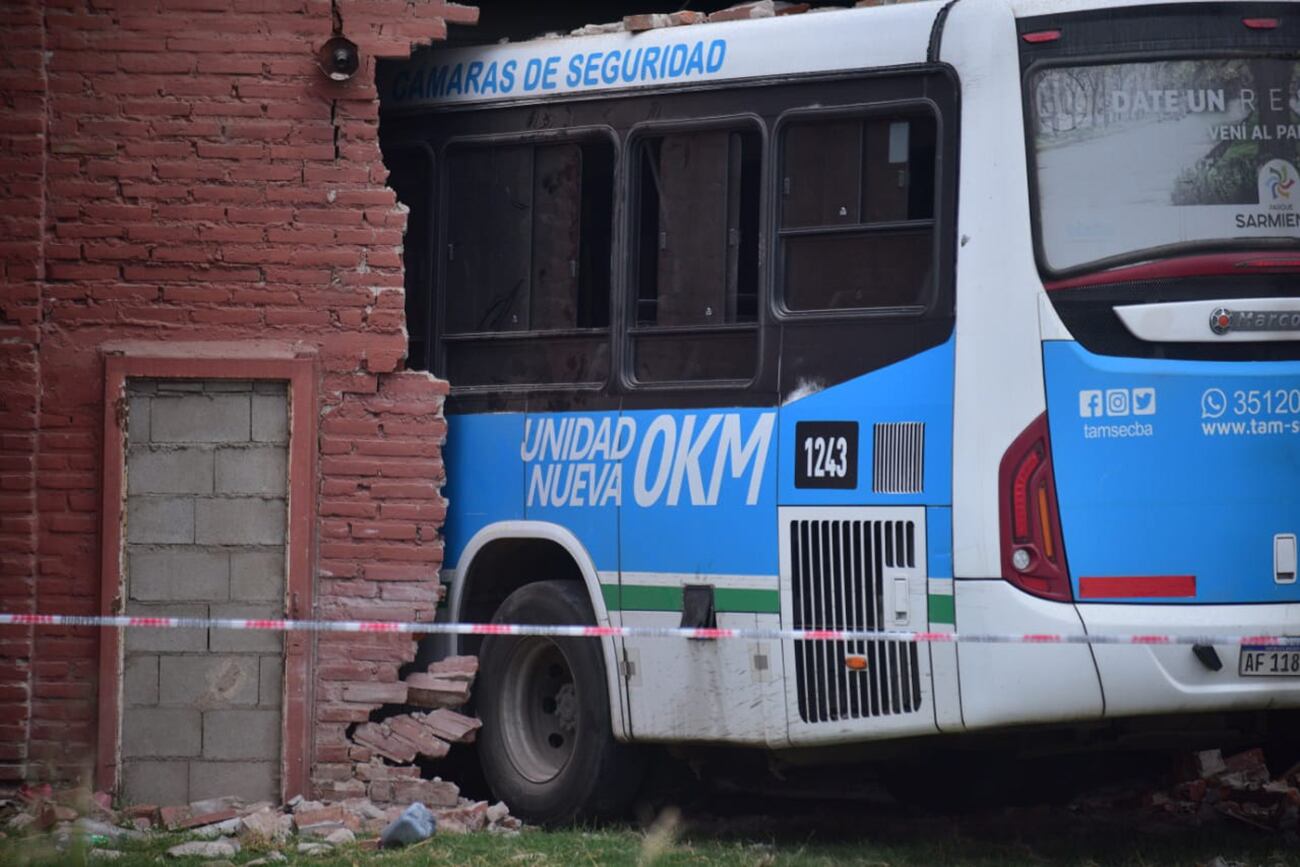 Un colectivo se incrustó en un taller mecánico y en una casa en Armada Argentina, de barrio Residencial Sur. 