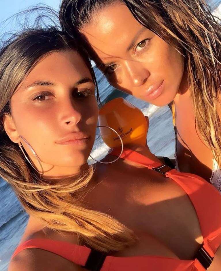 Karina Jelinek junto a su pareja Flor Parise.