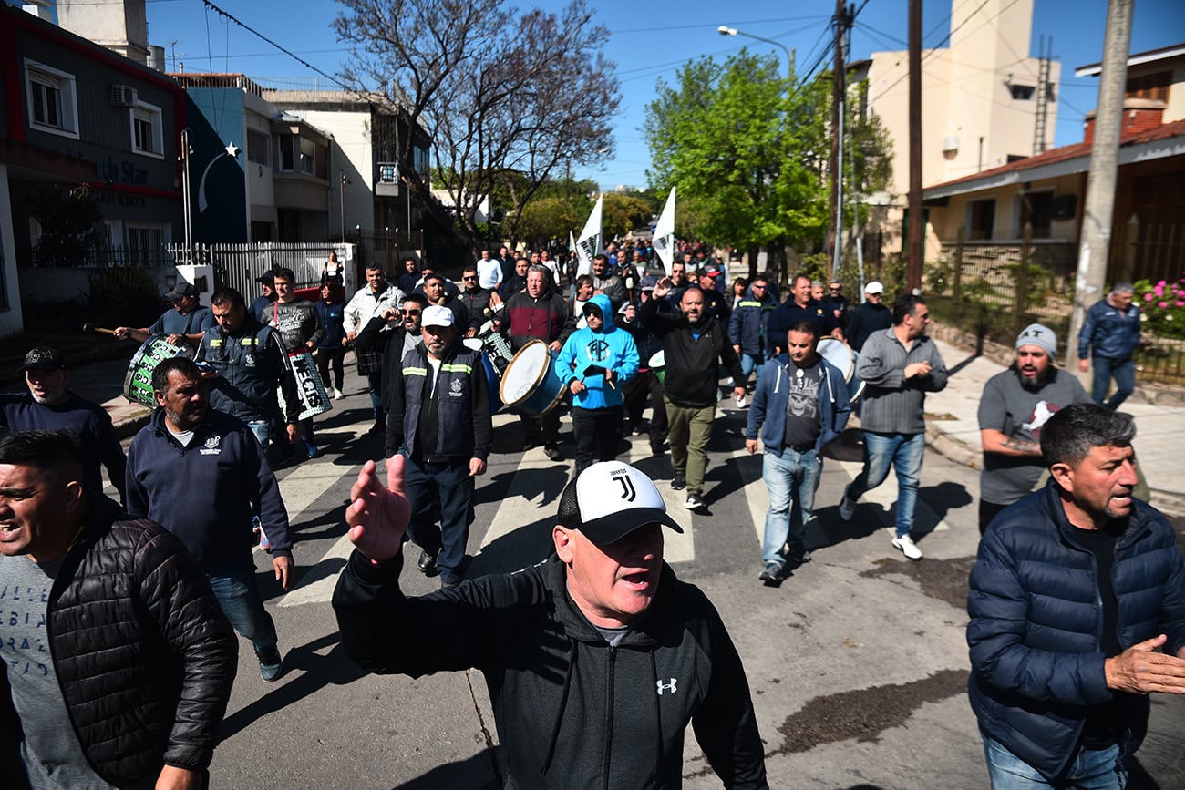 Empleados municipales marchan por las calles de la ciudad. (Pedro Castillo / La Voz)