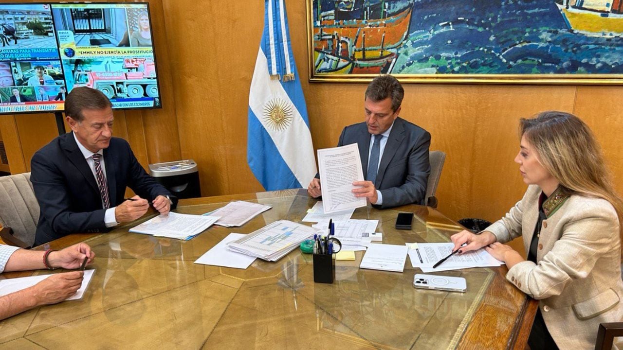 Rodolfo Suárez y Sergio Massa firman el convenio por El Baqueano.