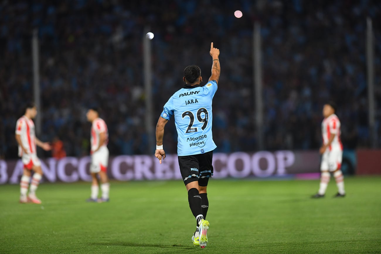 Apareció Franco Jara y puso el 1-0 en la primera que tuvo para Belgrano, en el clásico ante Instituto. (Javier Ferreyra / La Voz)