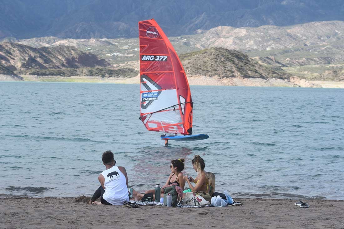 Bahía Príncipe, una playa en el Dique Potrerillos donde en ese sector del perilago llegan turistas y mendocinos para disfrutar  del paisaje y del agua.