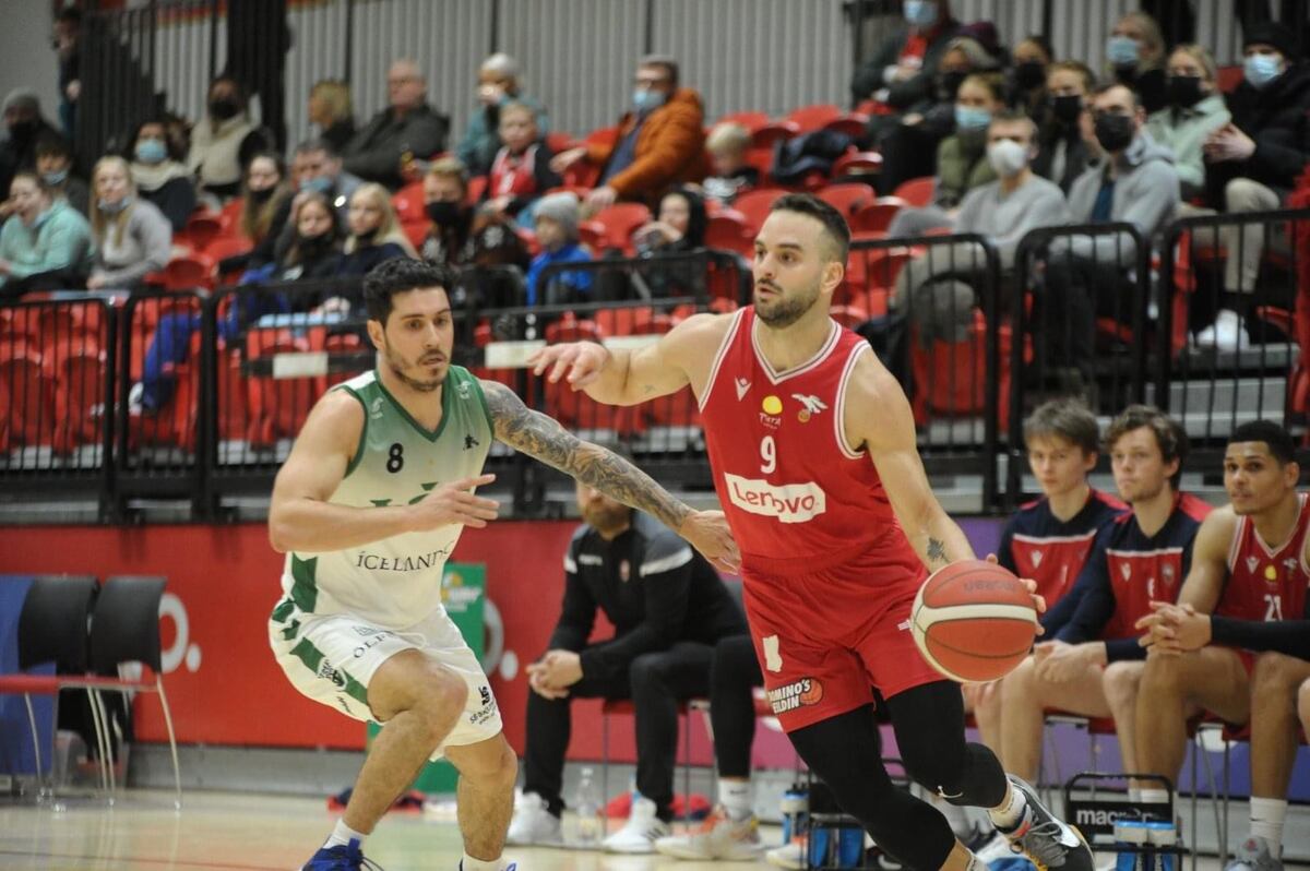 Dos juegos tremendos de Pablo Bertone para colocar al Valur en la segunda posición de la tabla