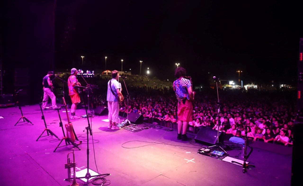 Gauchito Club cerró la Fiesta del Turismo y el Vino.