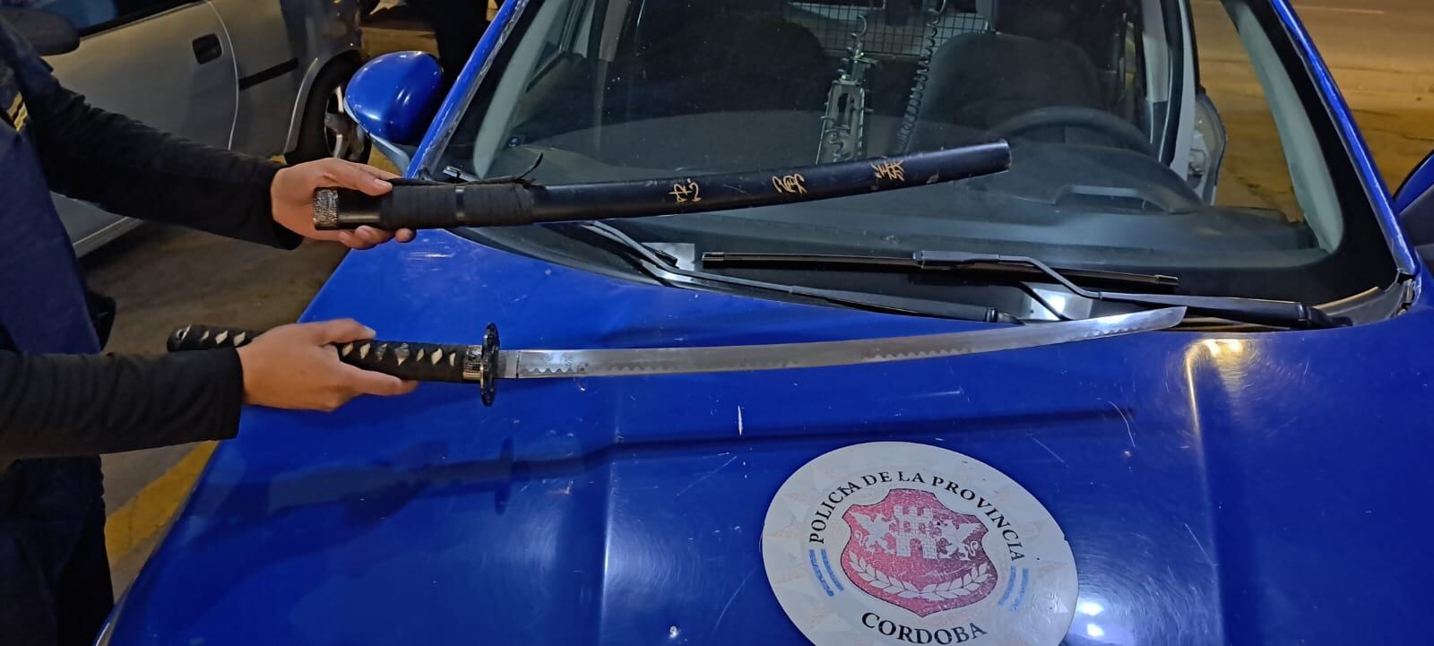 El hombre tenía una katana y un sable, entre otros elementos.