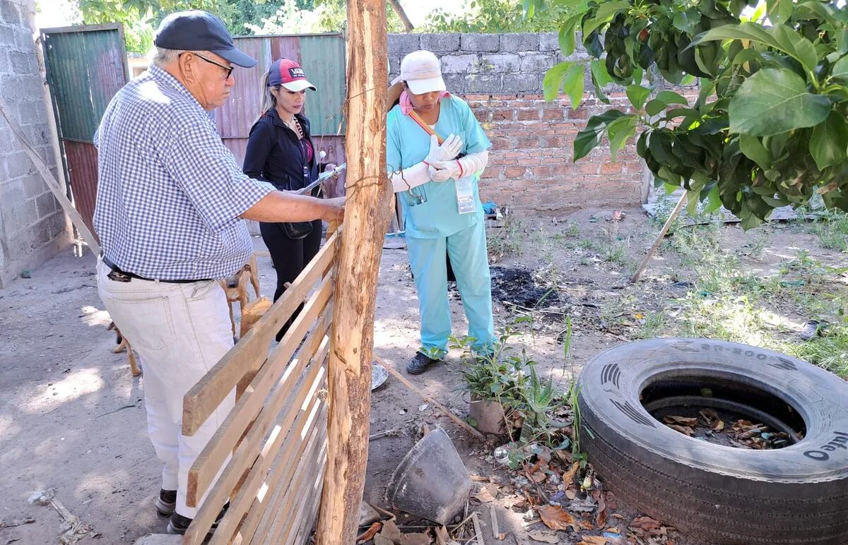 Sin pausa, los equipos de salud y personal municipal trabajan en la sensibilización de la comunidad respecto a las medidas de cuidado para combatir al mosquito transmisor del dengue, en distintos puntos de la provincia.