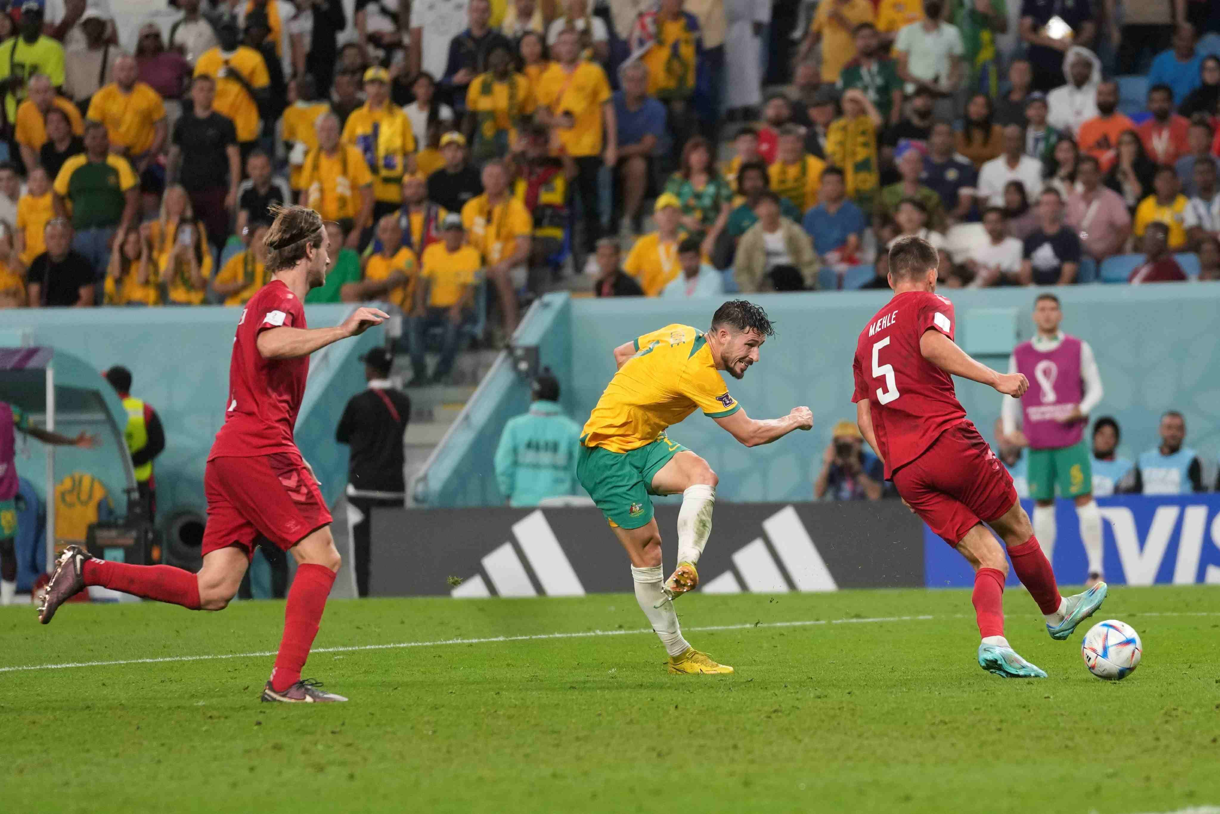 El australiano Mathew Leckie, autor del 1-0 para su seleccionado ante Dinamarca en el cierre del Grupo D del Mundial Qatar 2022. Foto: AP.