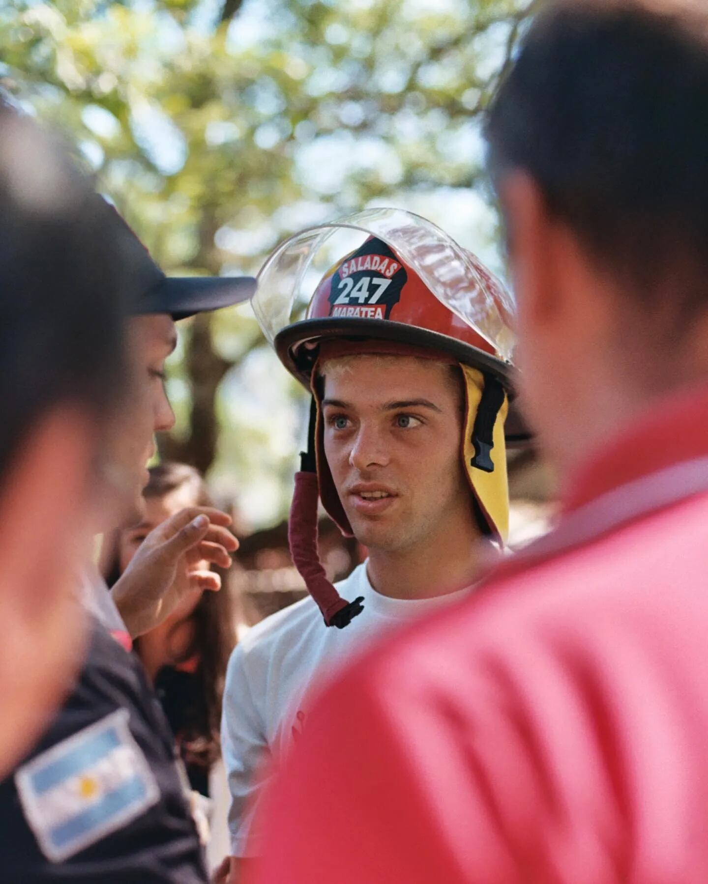 Santi Maratea tuvo una cálida bienvenida en Corrientes de los bomberos a los que ayudó con su campaña.