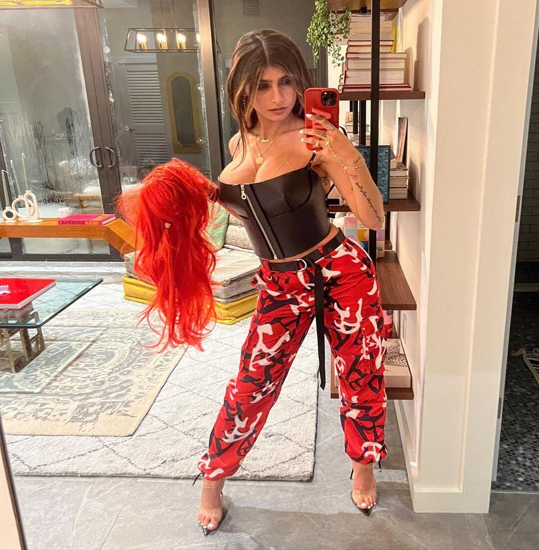 Mia Khalifa acompañó su look con una peluca roja al estilo Karol G.