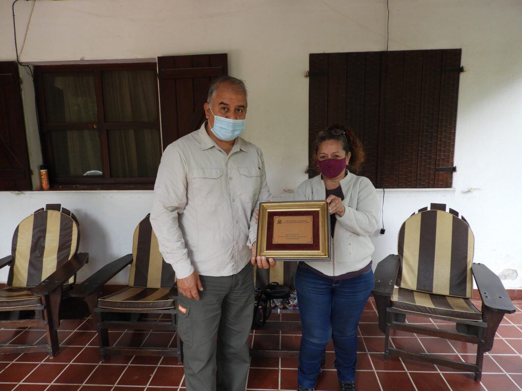 Bomberos de Tanti recibiendo la destacada mención y placa por parte de vecinos de Tanti.